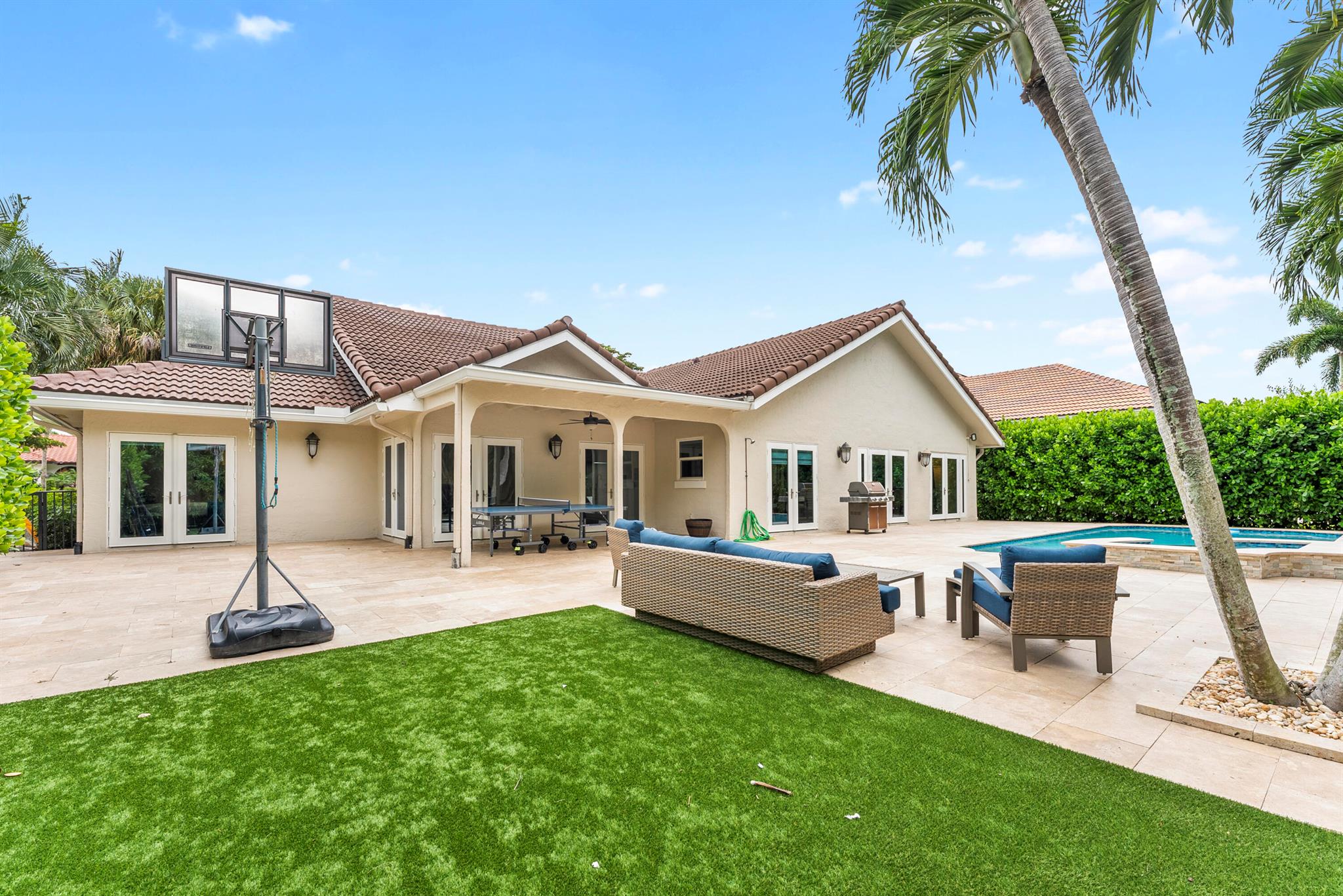 915 Parkside Circle N