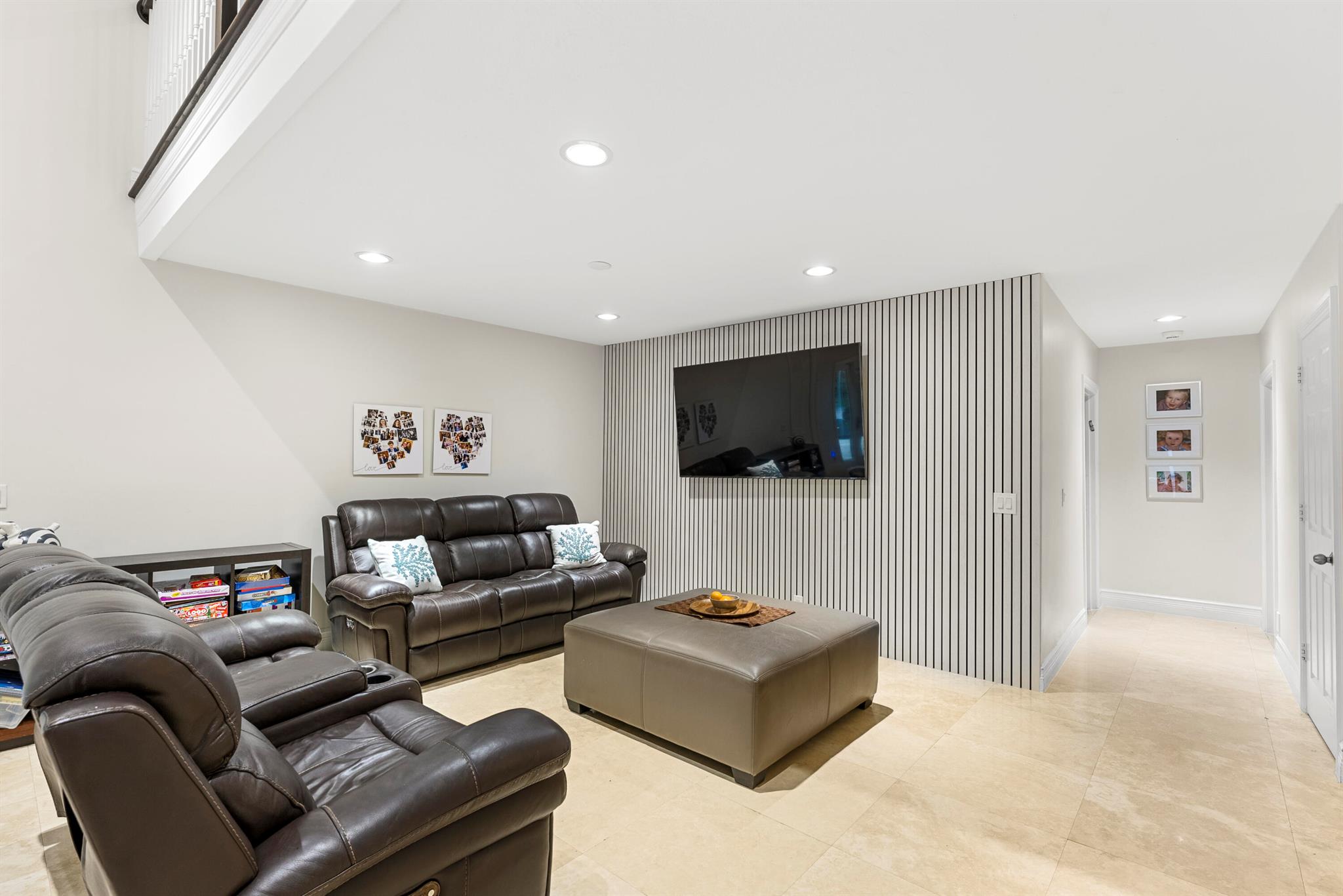 915 Parkside Circle N