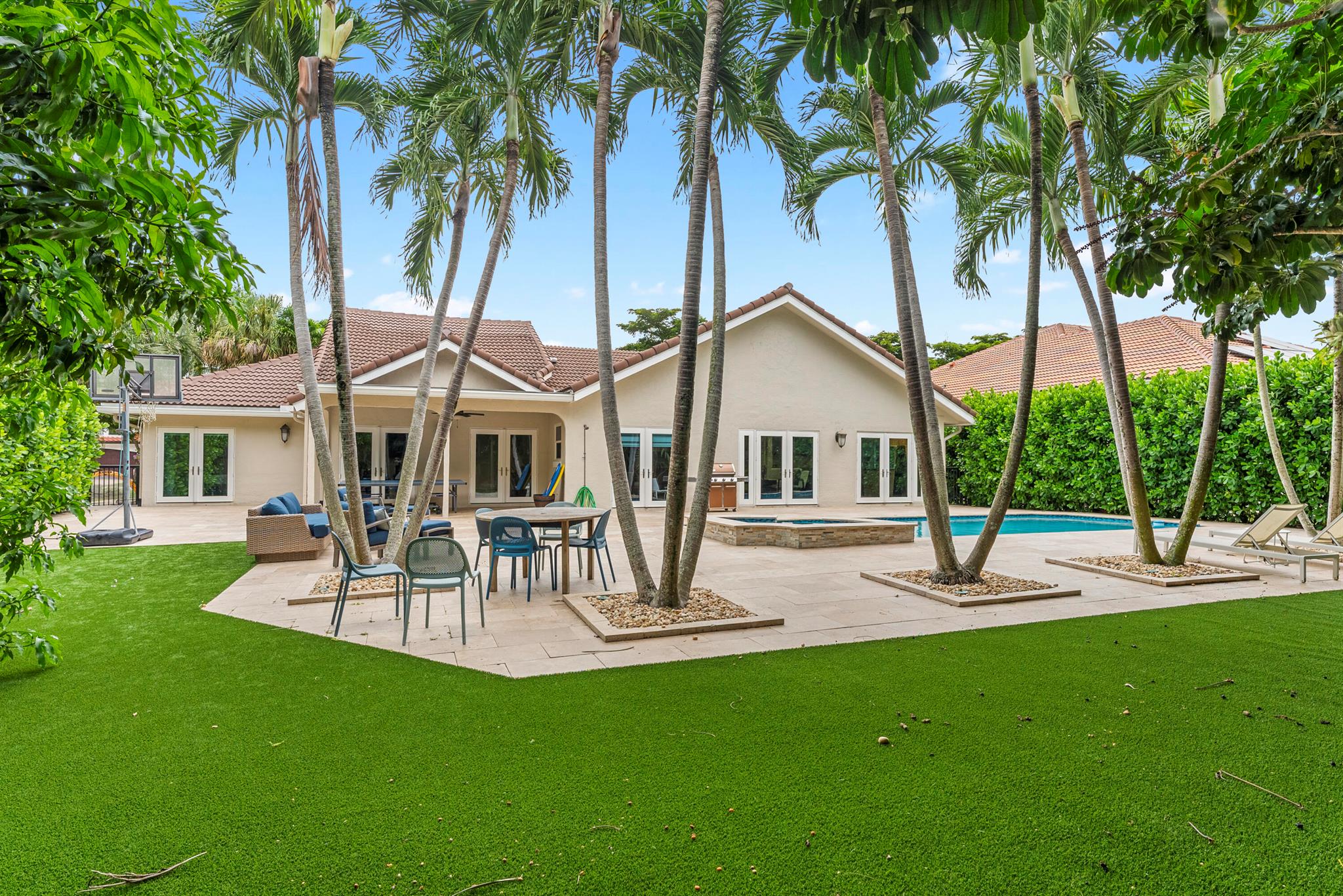 915 Parkside Circle N