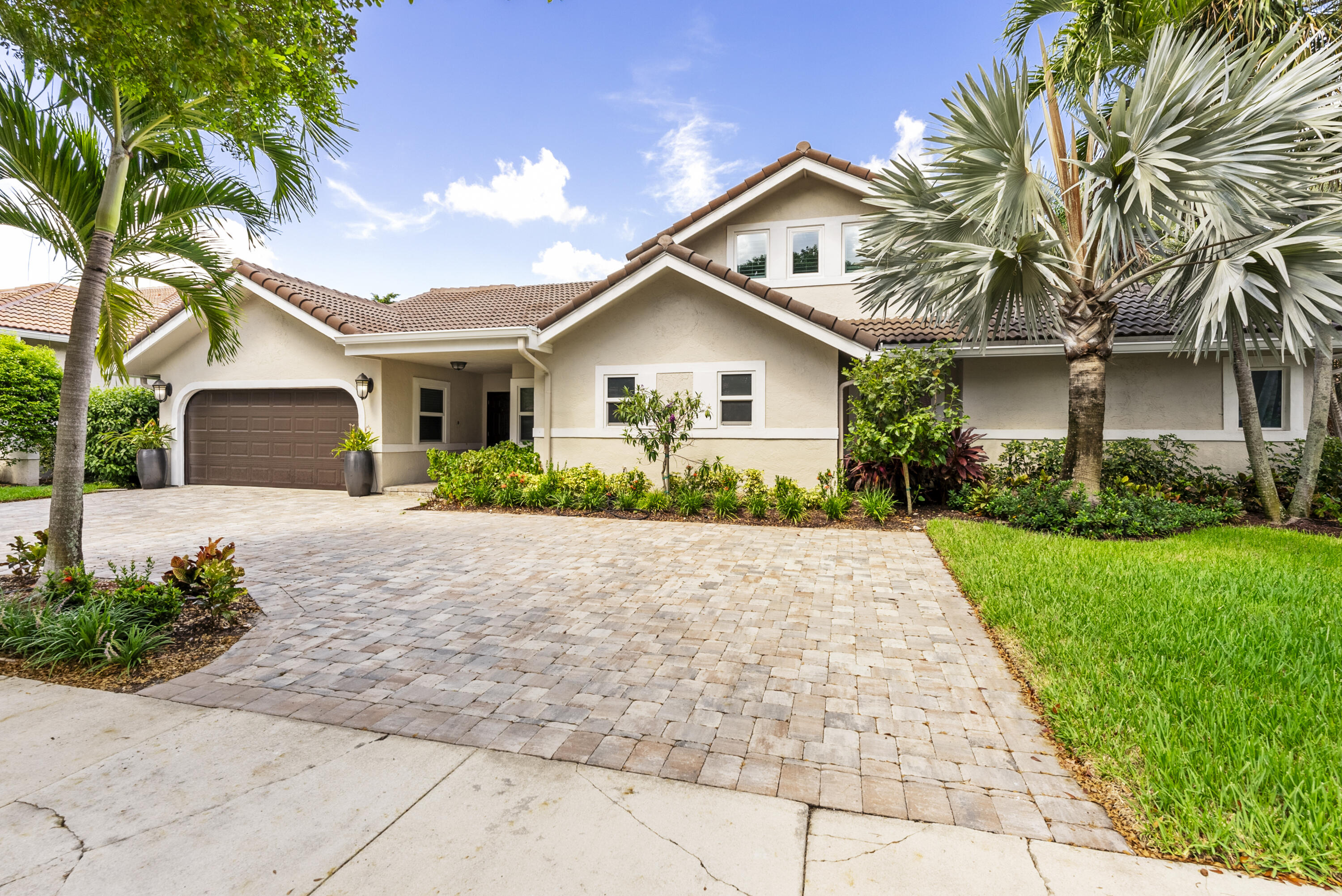 915 Parkside Circle N