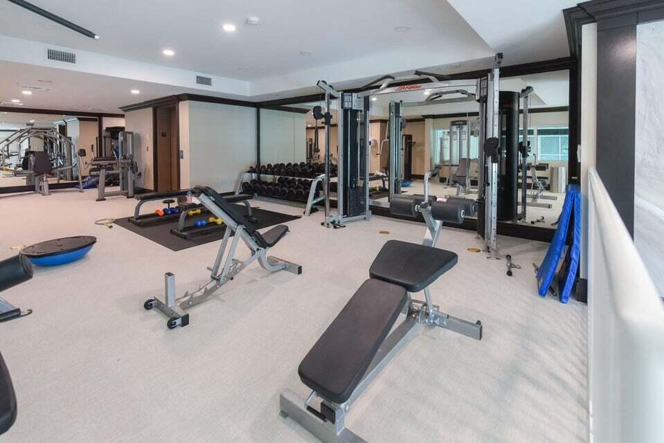 1063 Hillsboro Mile 301