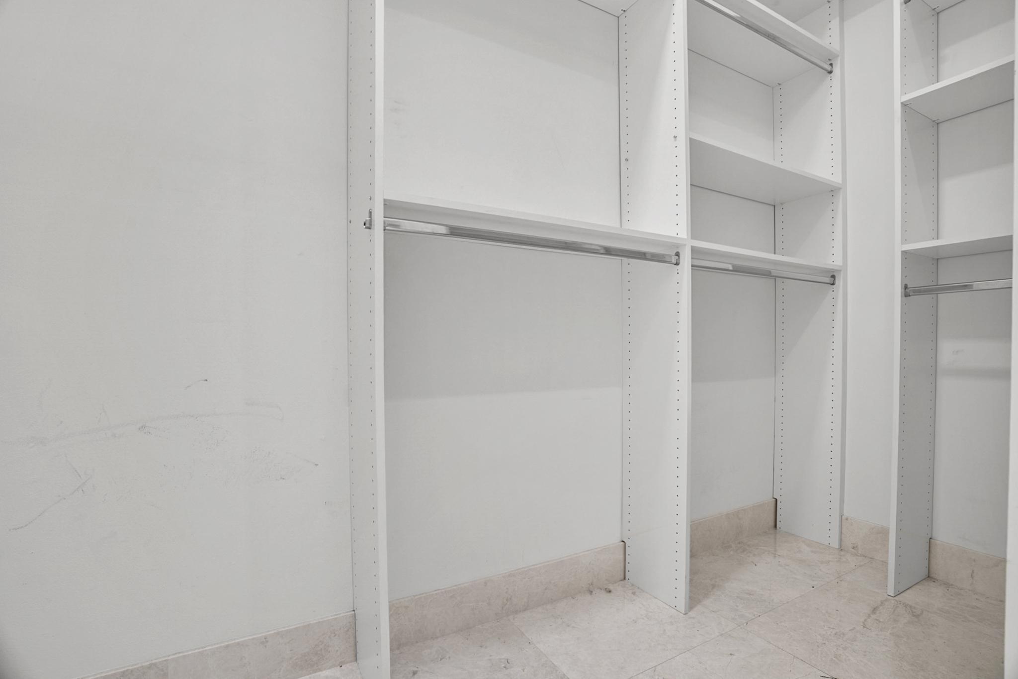 910 Parkside Circle N