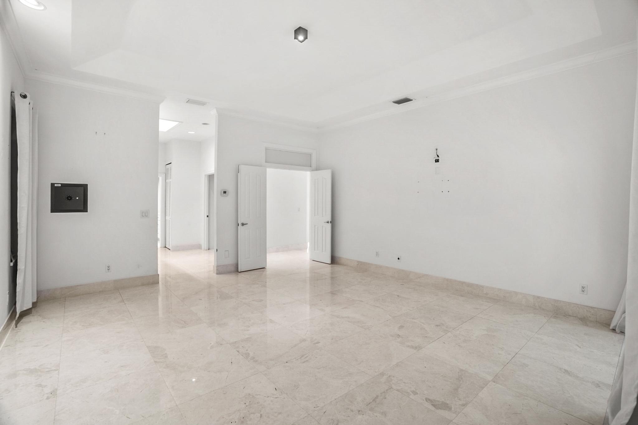 910 Parkside Circle N