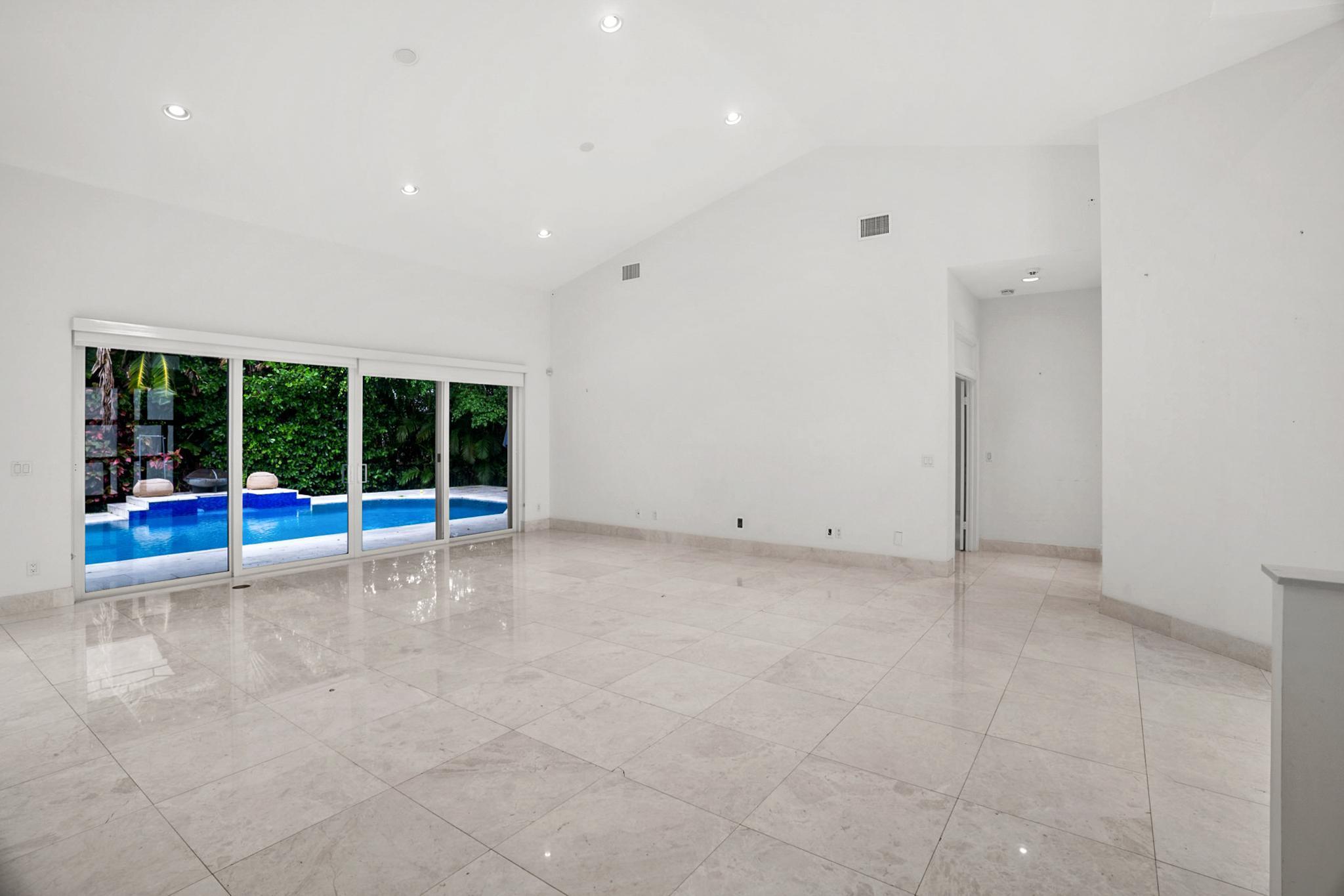 910 Parkside Circle N