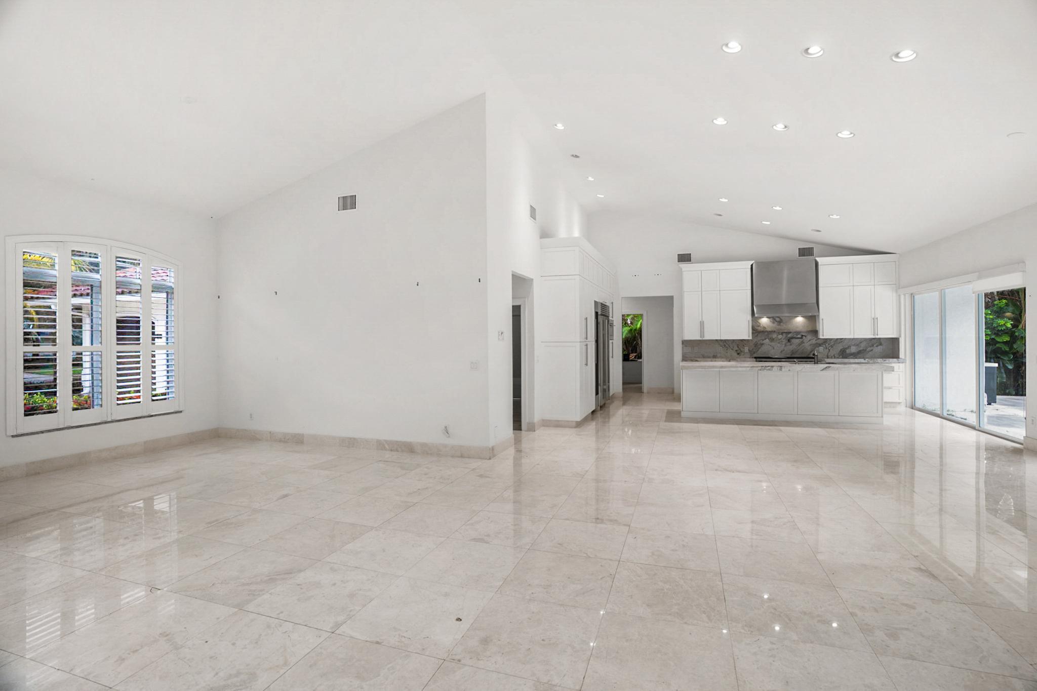 910 Parkside Circle N