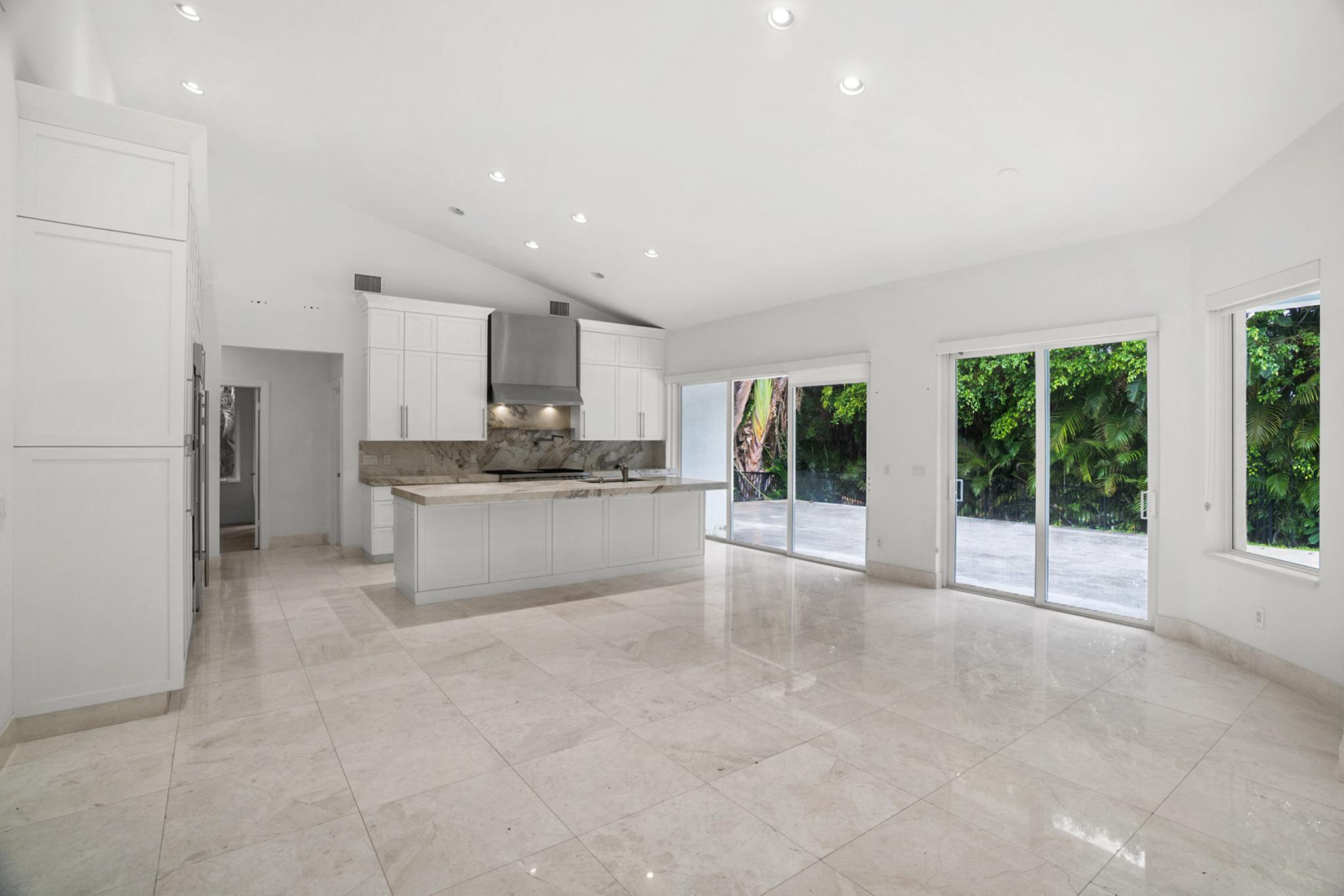 910 Parkside Circle N