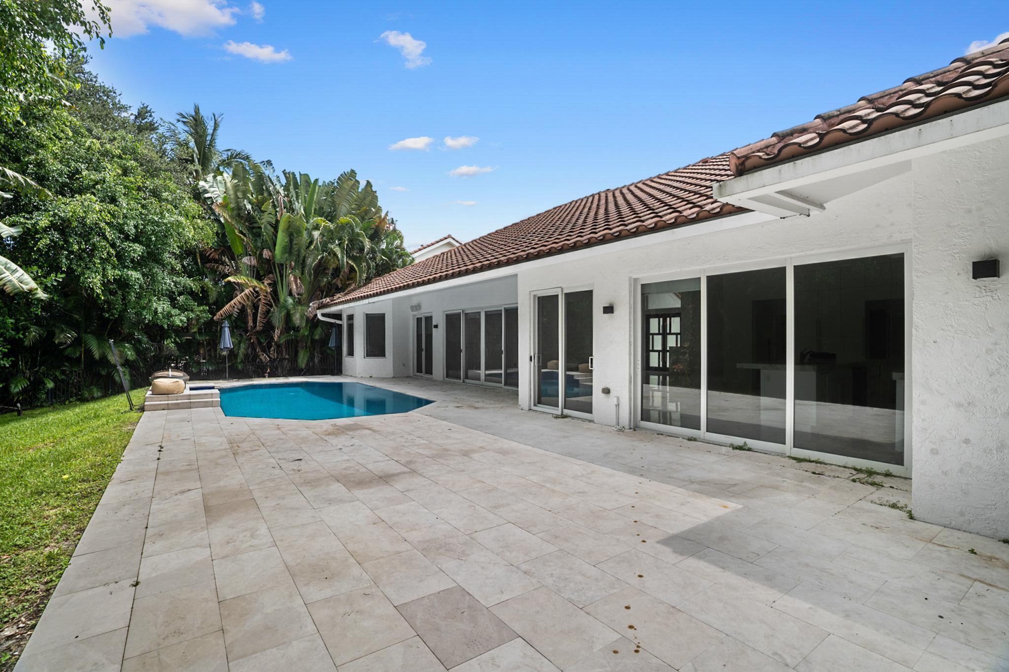 910 Parkside Circle N