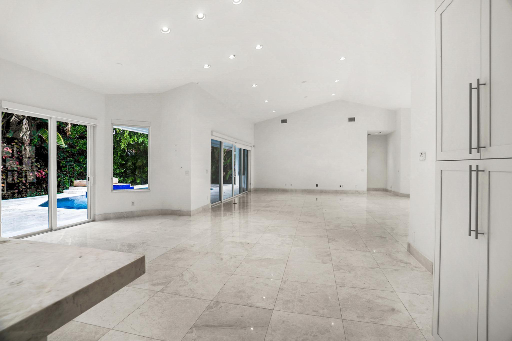 910 Parkside Circle N