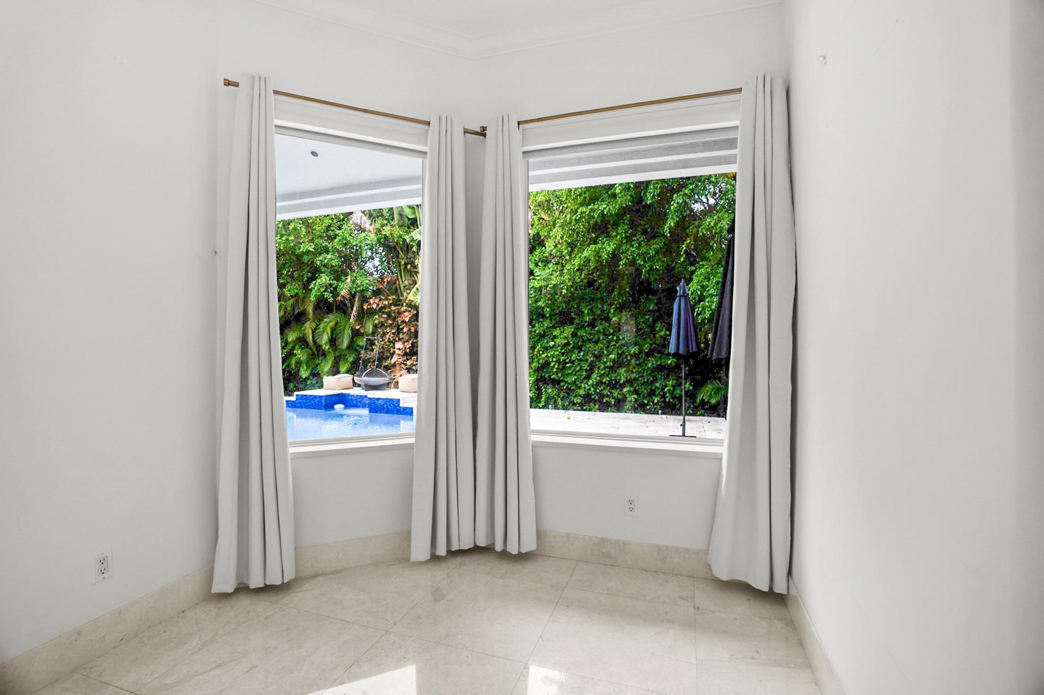 910 Parkside Circle N