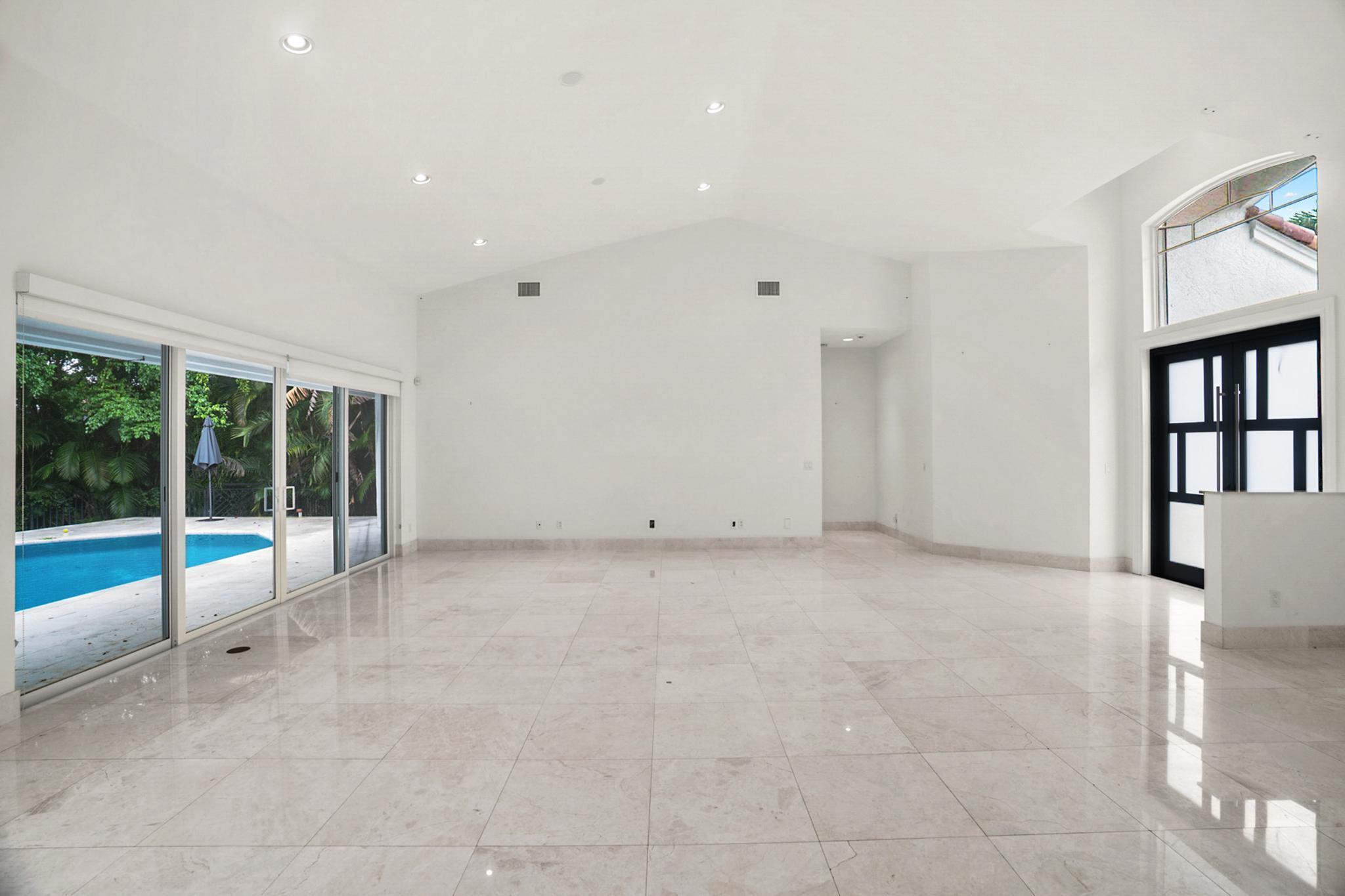 910 Parkside Circle N