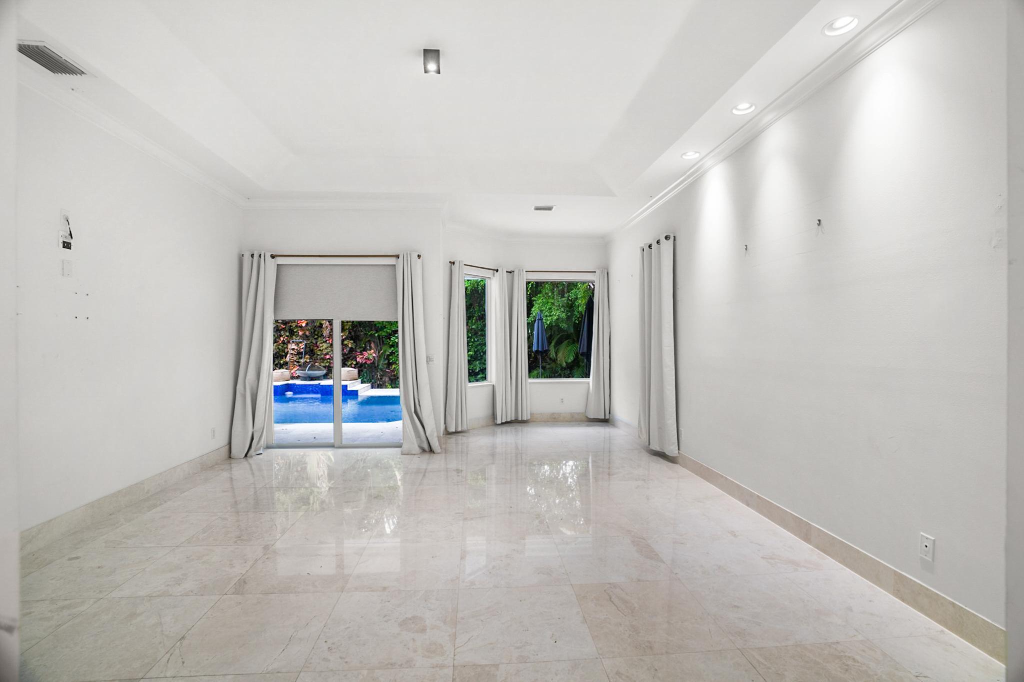 910 Parkside Circle N