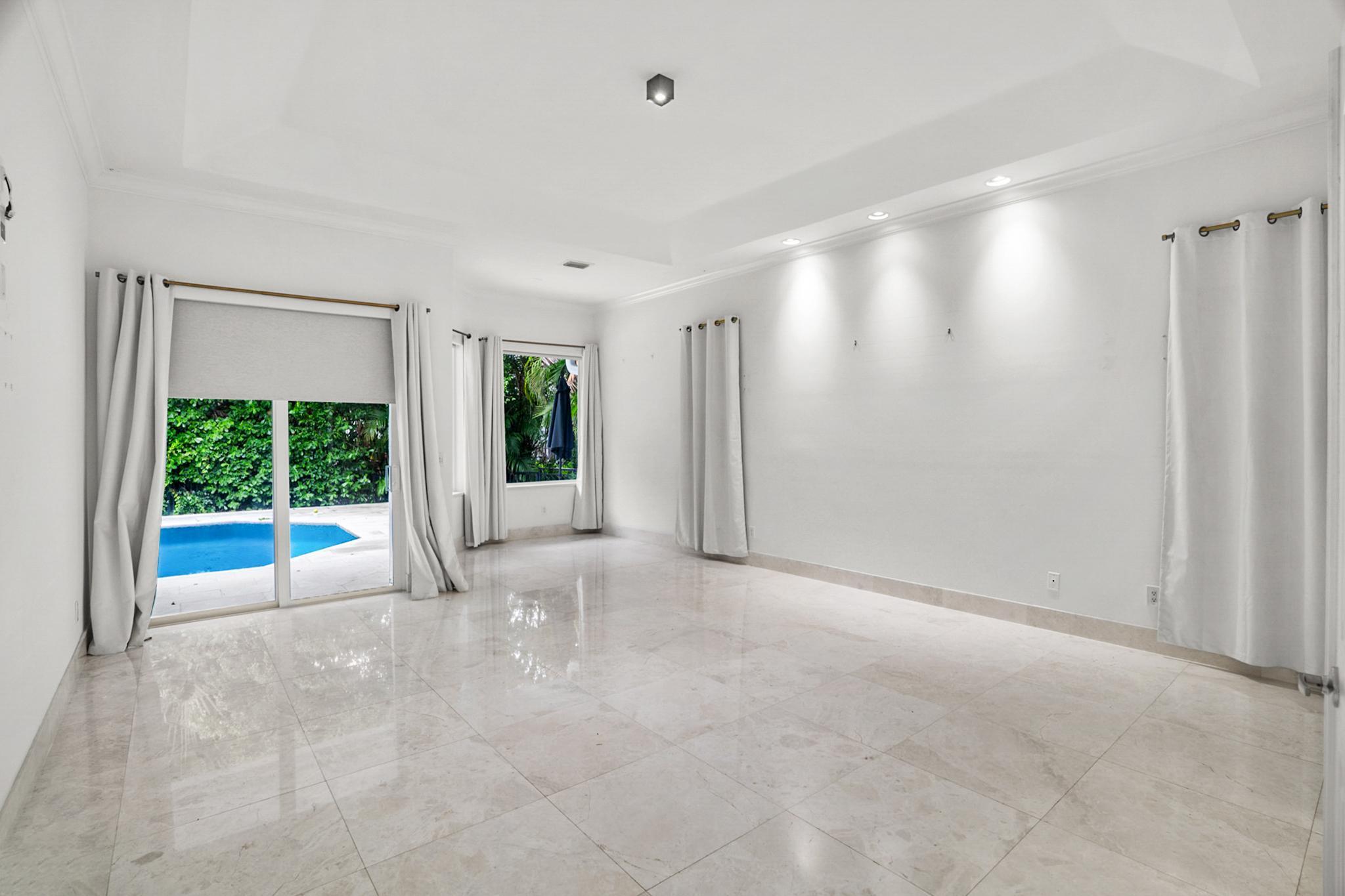 910 Parkside Circle N