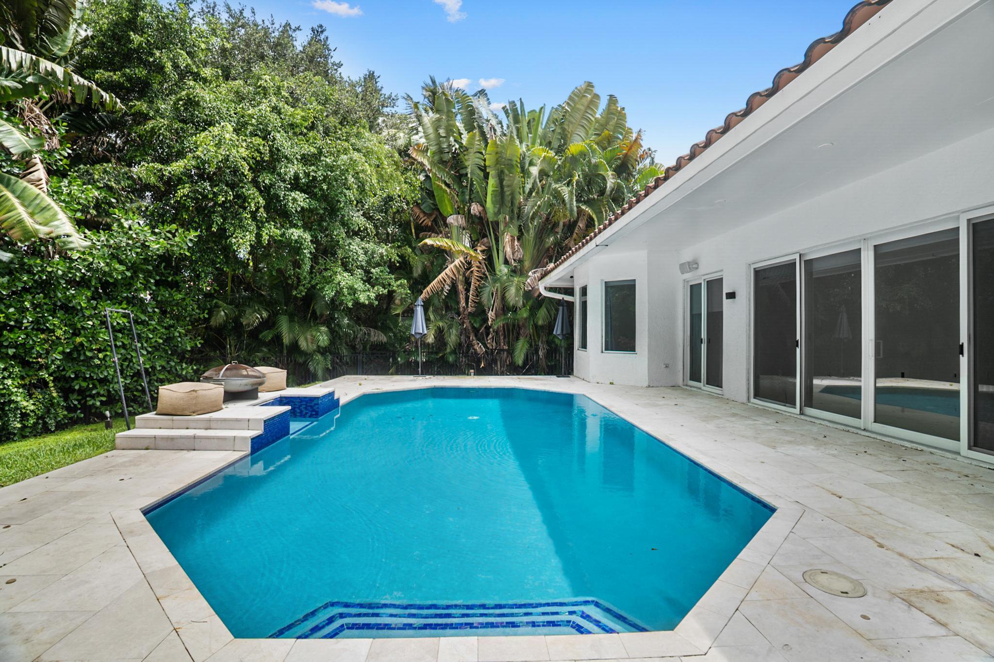 910 Parkside Circle N