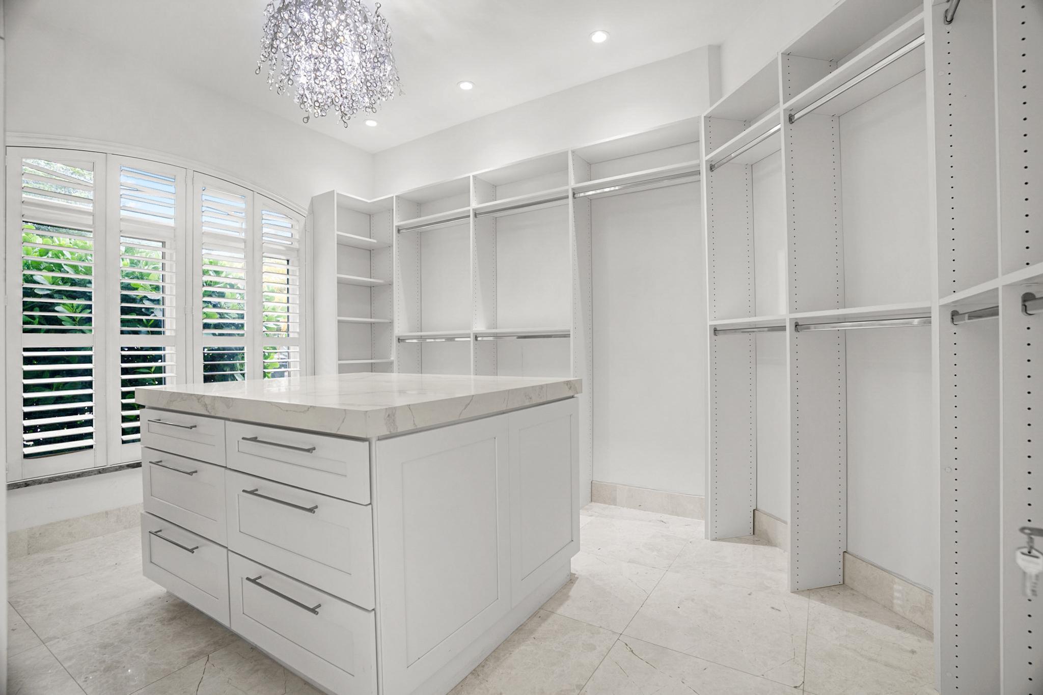 910 Parkside Circle N