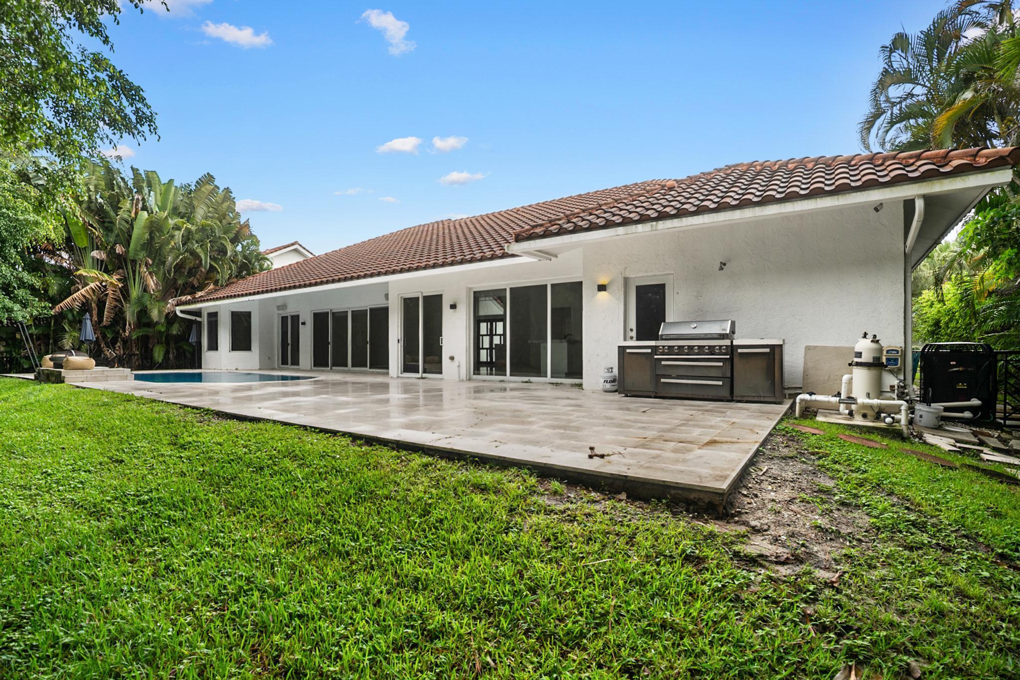 910 Parkside Circle N