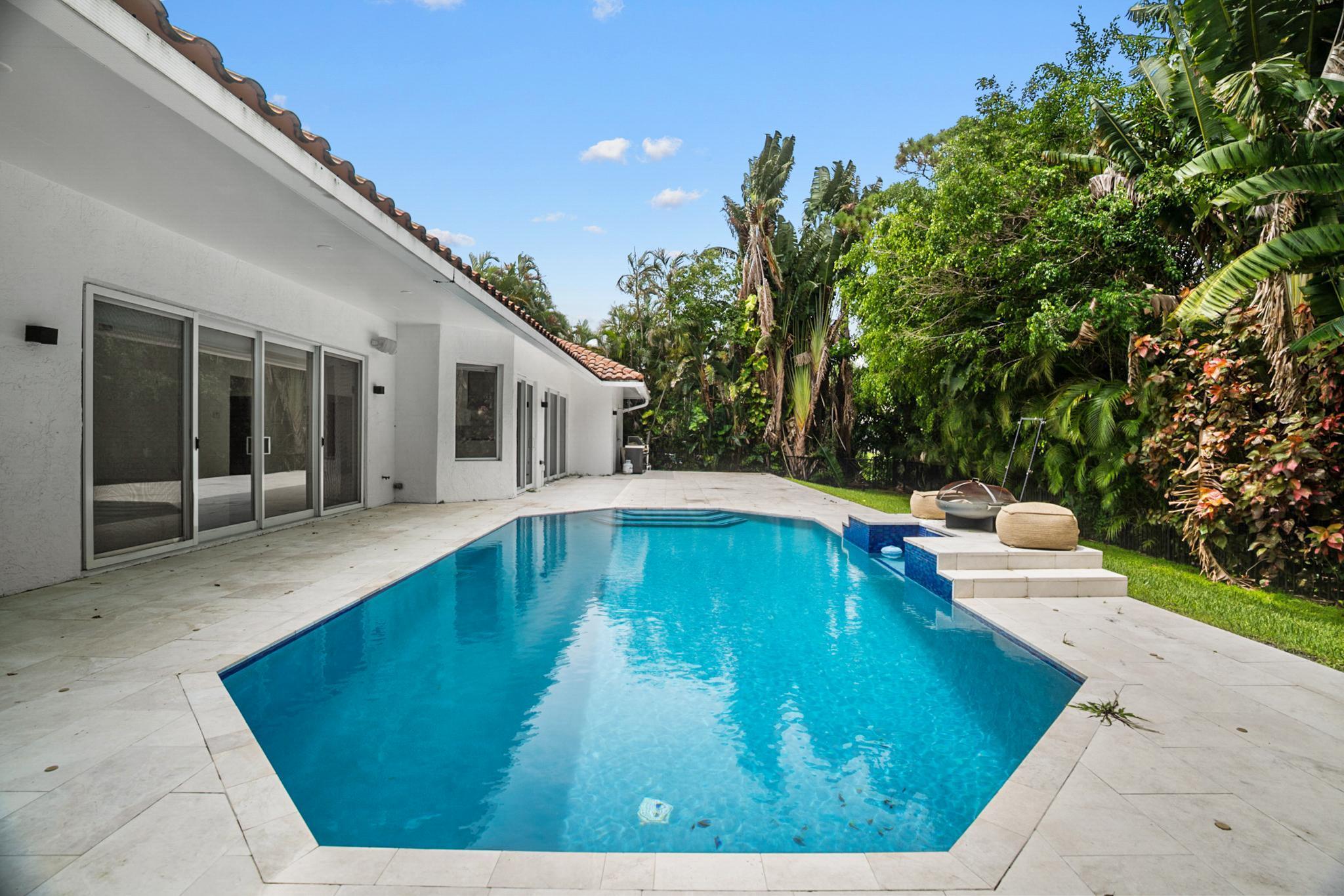 910 Parkside Circle N