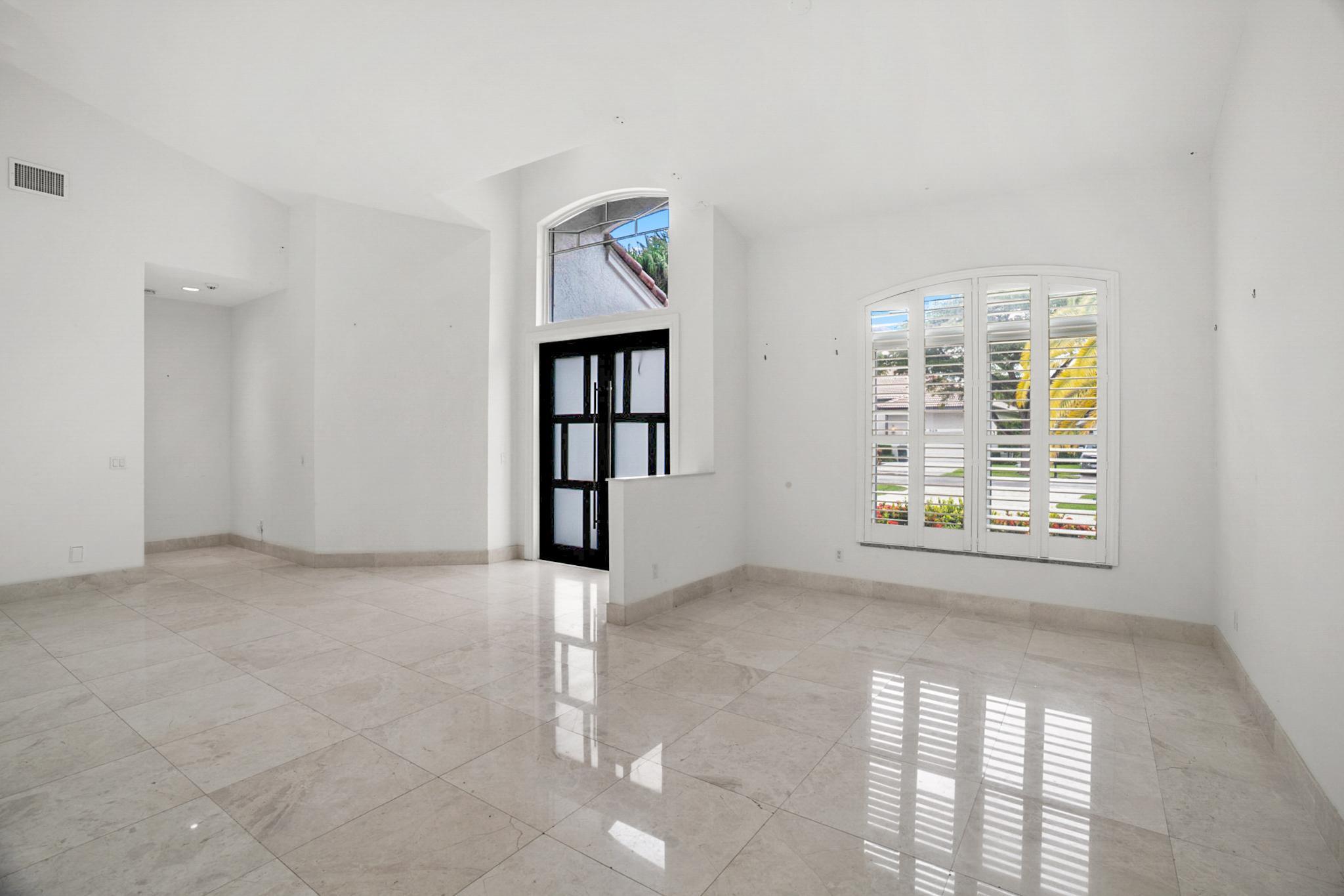 910 Parkside Circle N