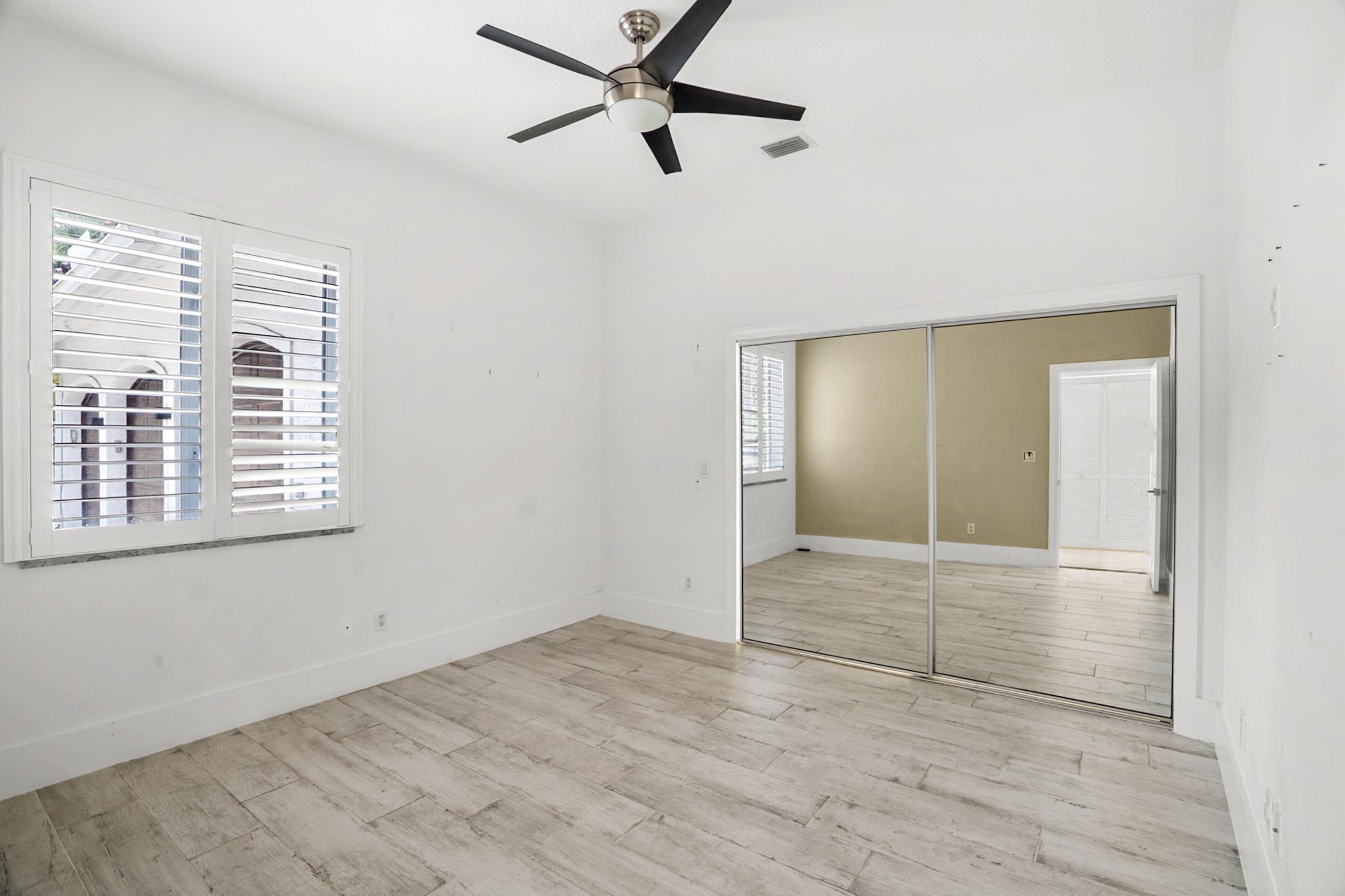 910 Parkside Circle N