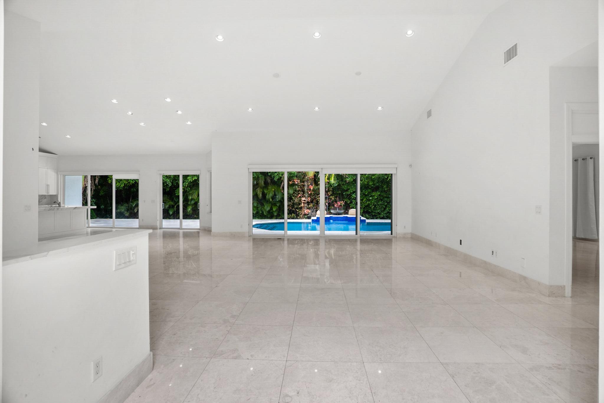 910 Parkside Circle N