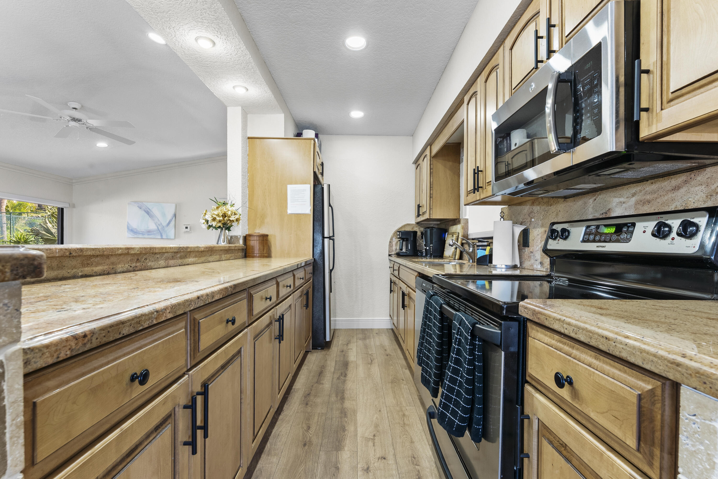 1167 Hillsboro Mile 709