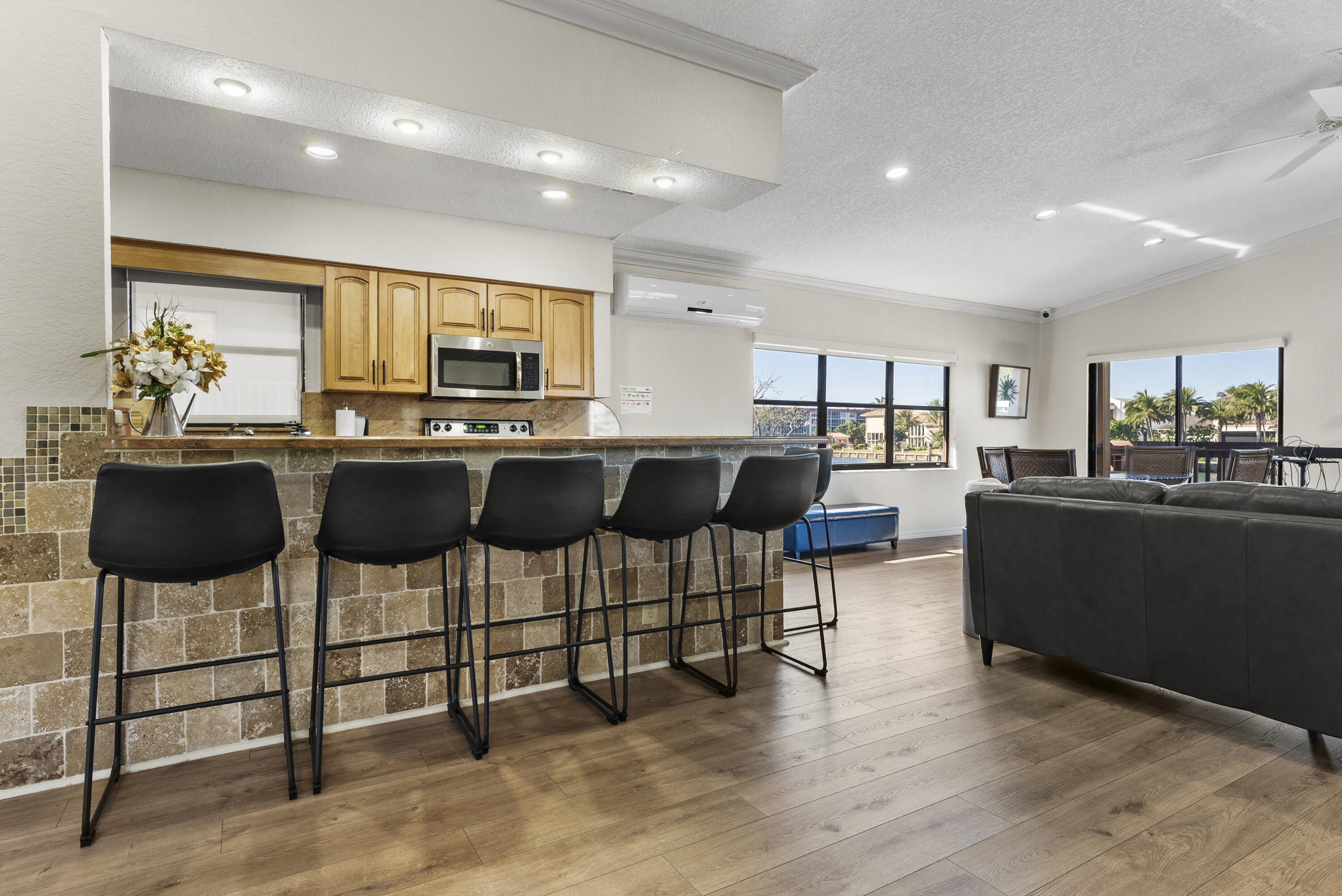 1167 Hillsboro Mile 709