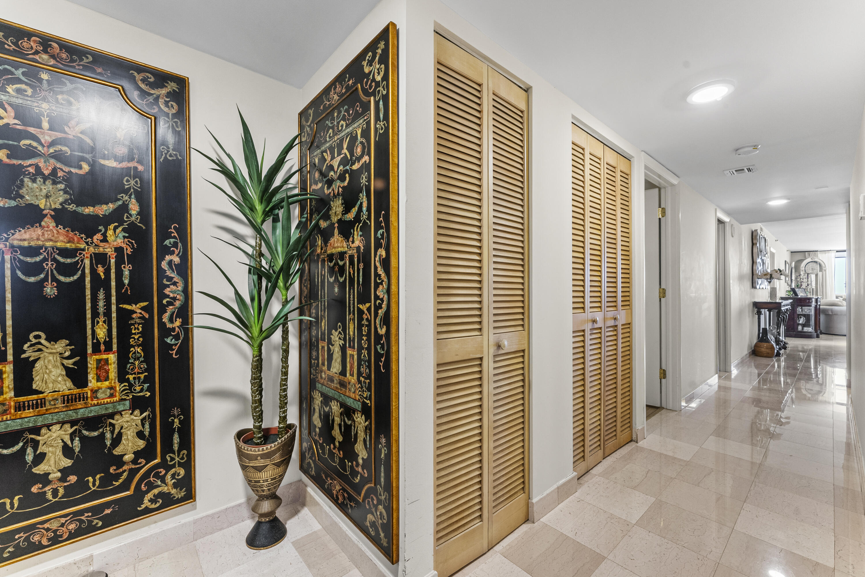 1167 Hillsboro Mile 709