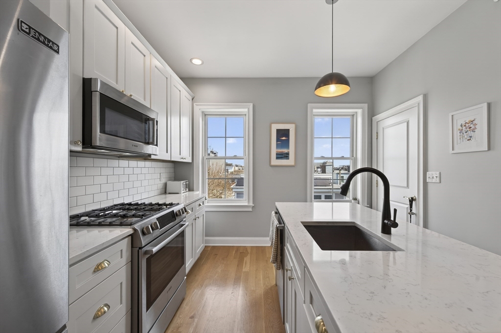 100 Webster St # 3