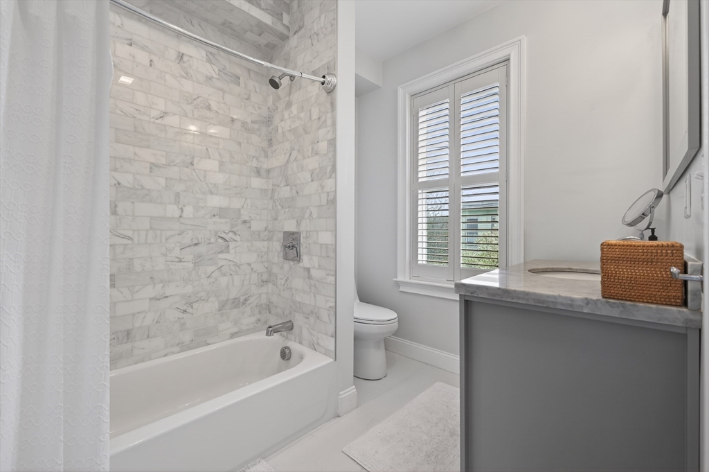 100 Webster St # 3