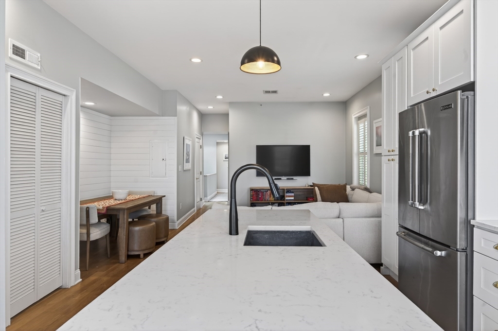 100 Webster St # 3