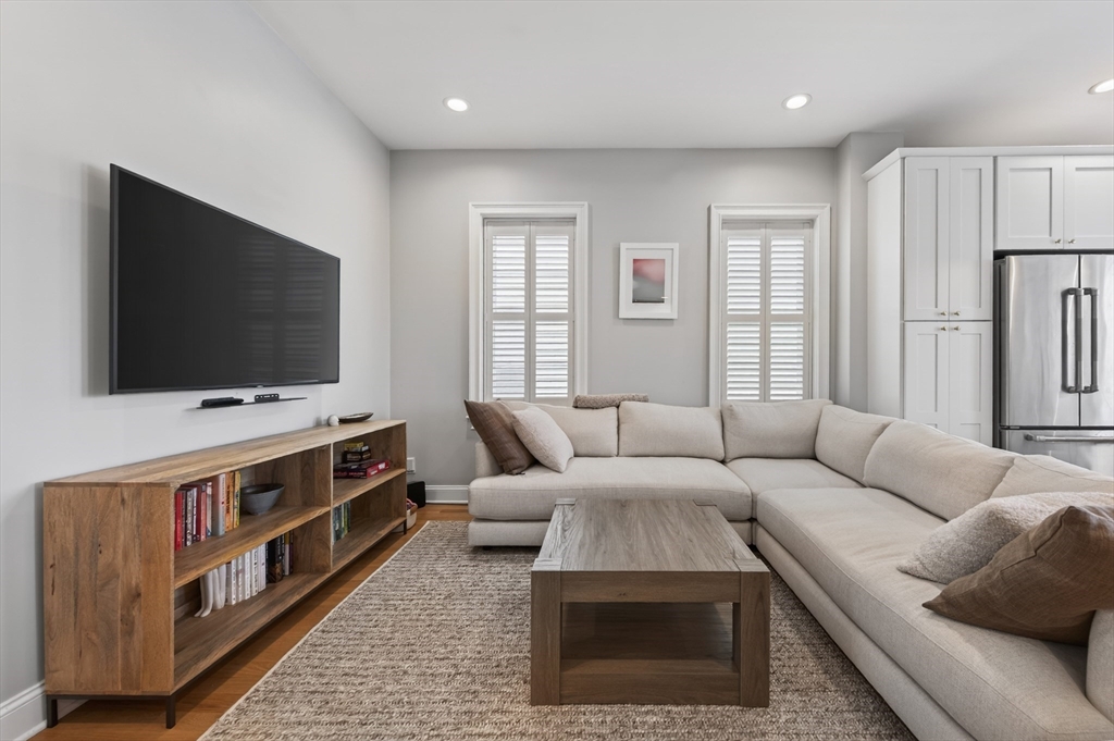 100 Webster St # 3