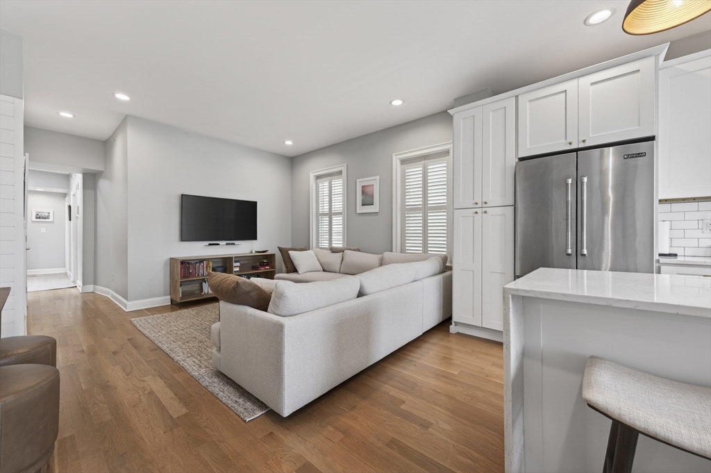 100 Webster St # 3
