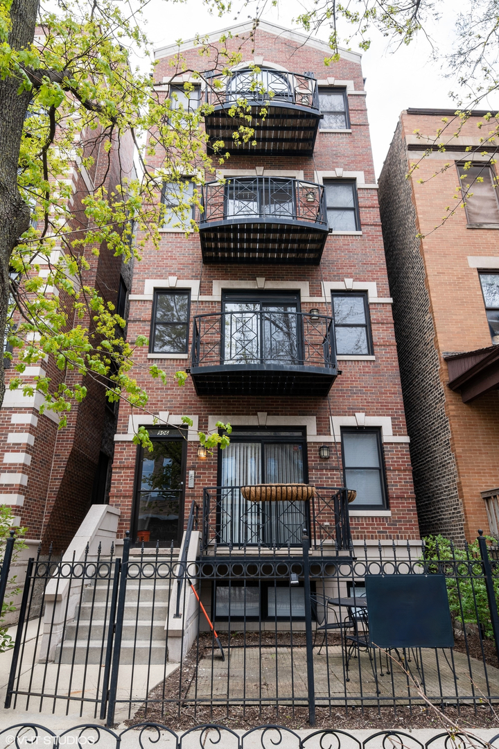 906 W Barry Avenue Unit: 3