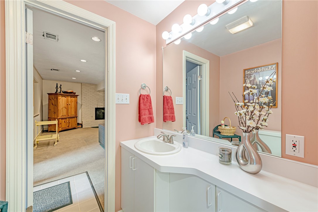 2204 Ben Franklin Drive