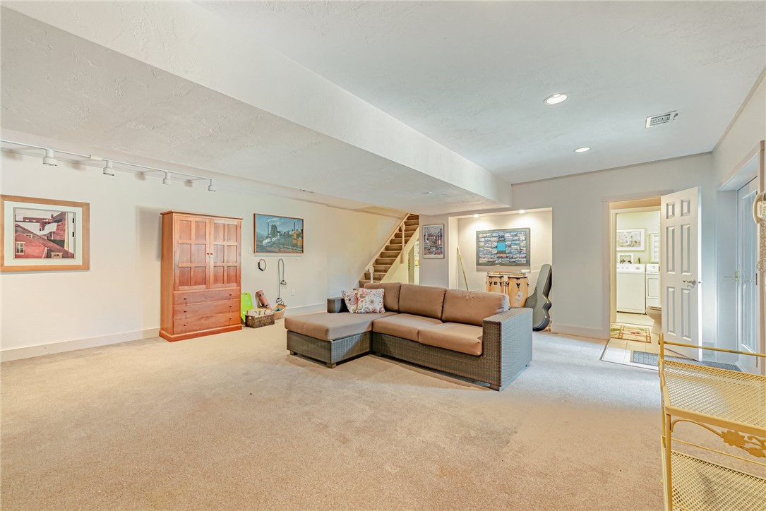 2204 Ben Franklin Drive