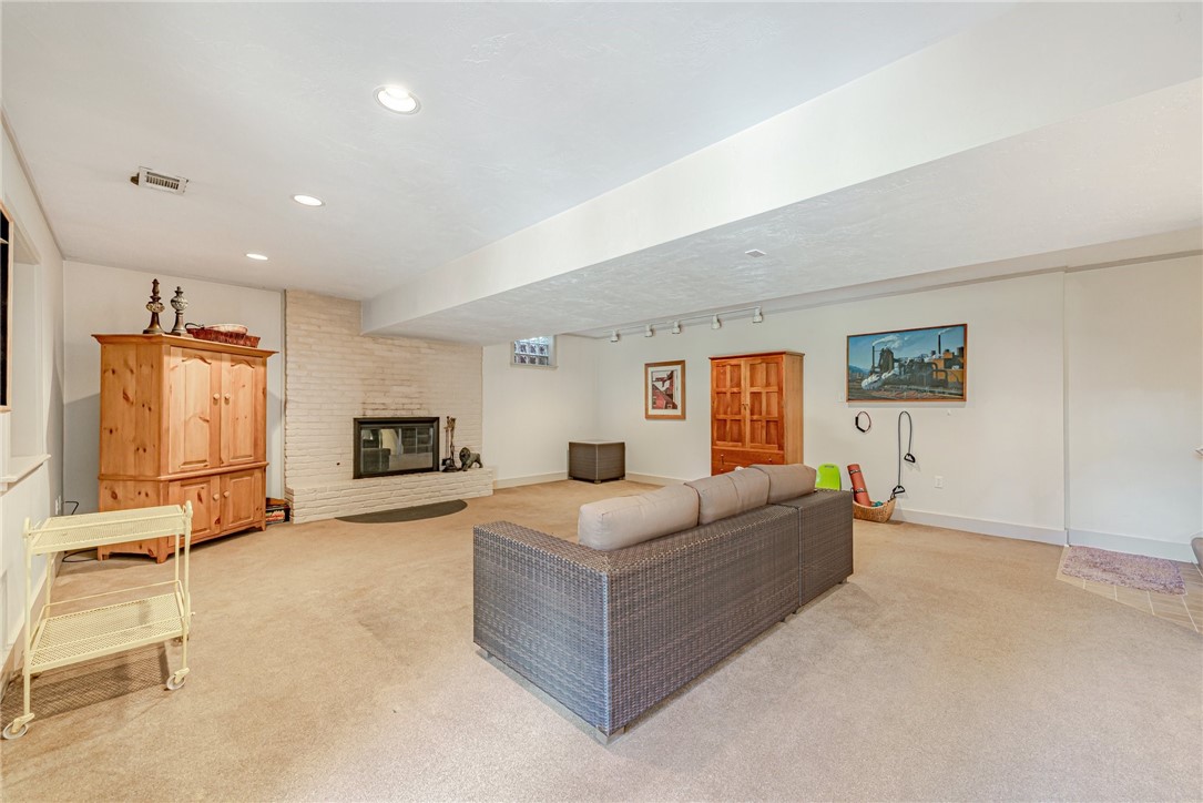 2204 Ben Franklin Drive