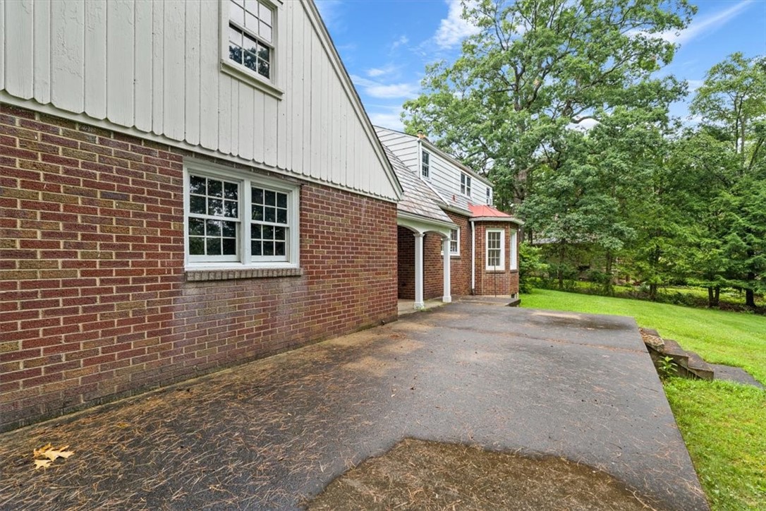 200 Crestmont Rd