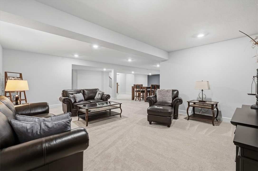 300 Crest Ln