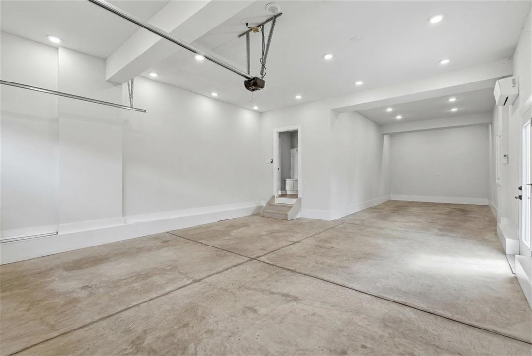 300 Crest Ln