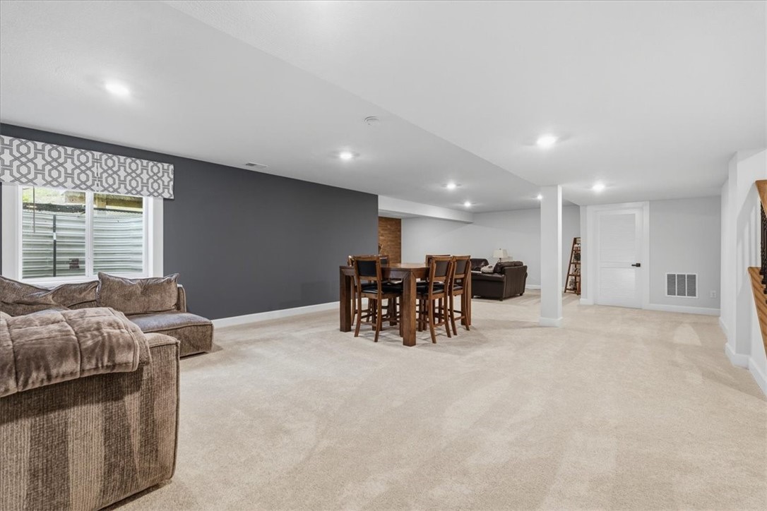300 Crest Ln