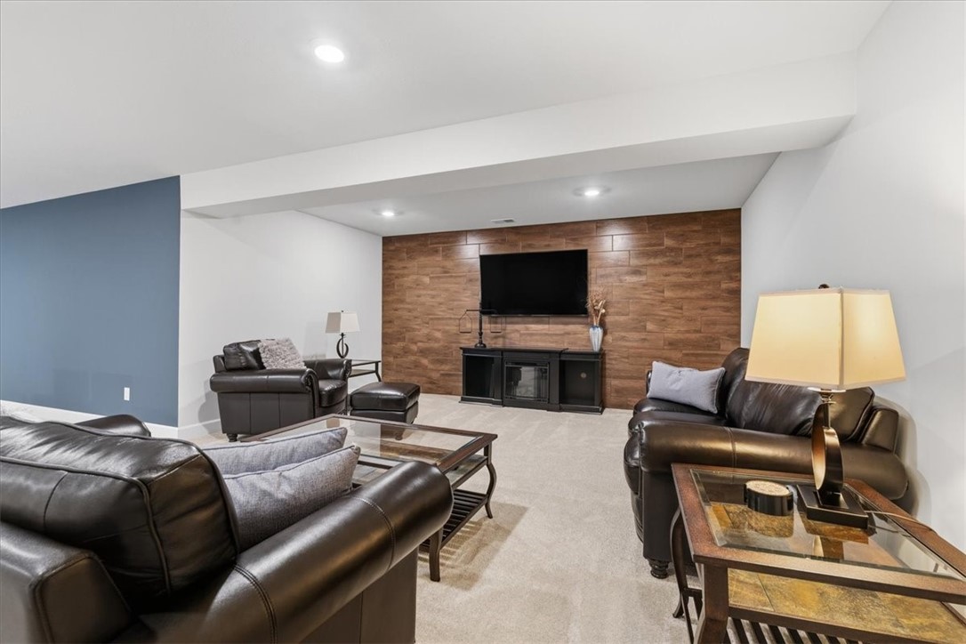 300 Crest Ln