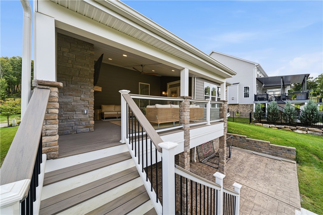 325 Crest Ln
