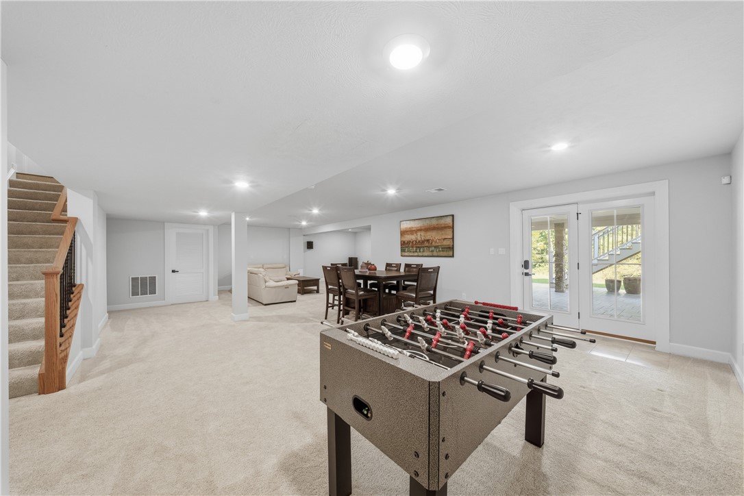 325 Crest Ln
