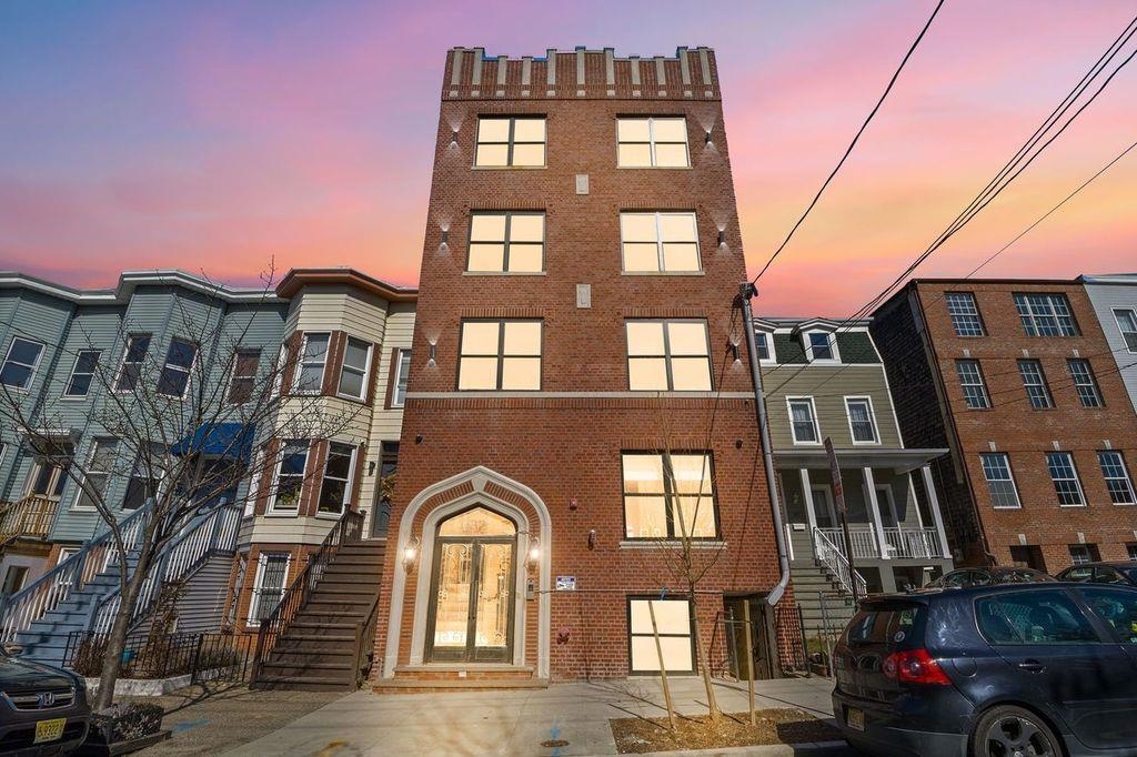 32 MAGNOLIA AVE Unit: 401