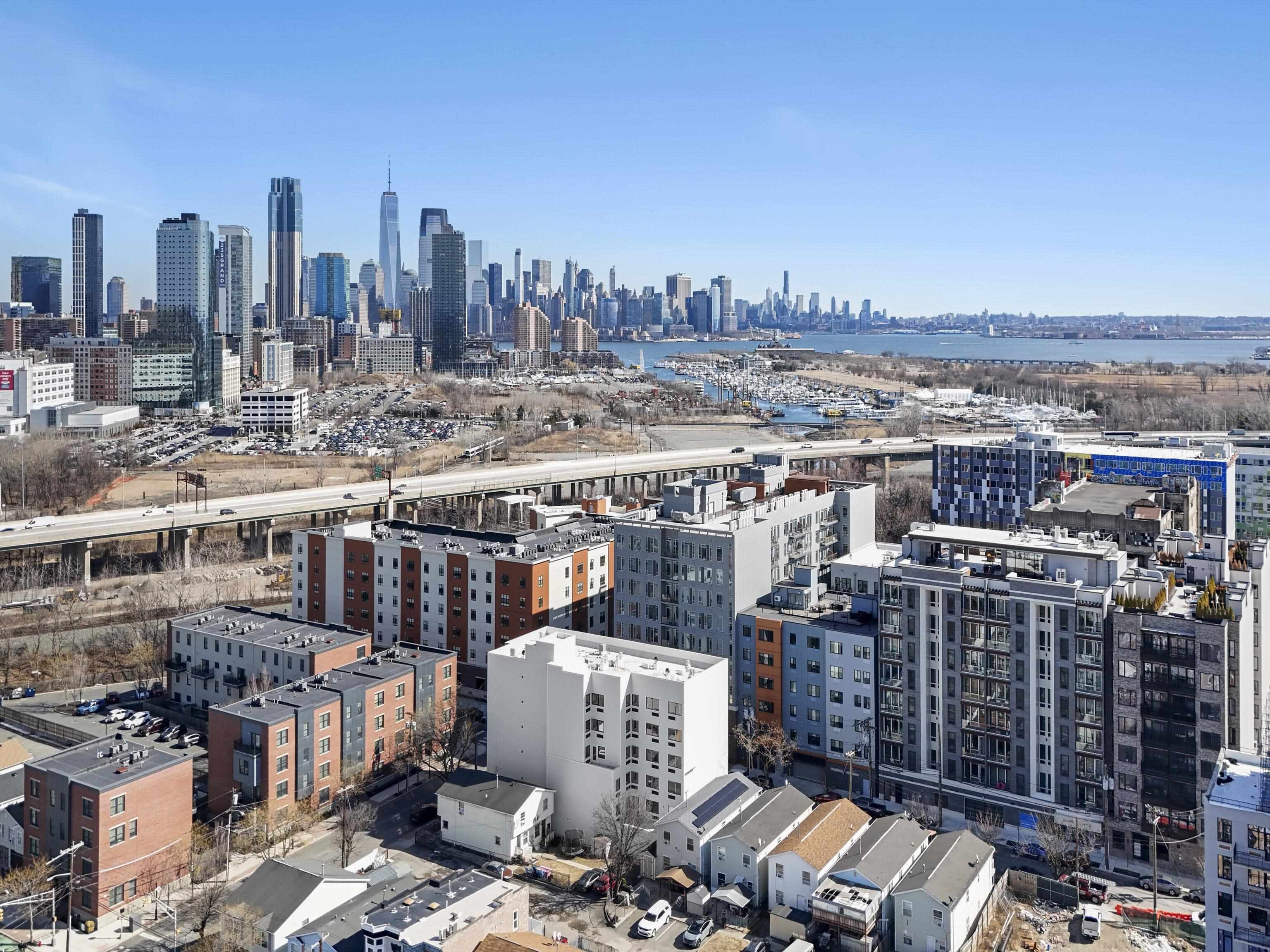 410 WHITON ST Unit: 307