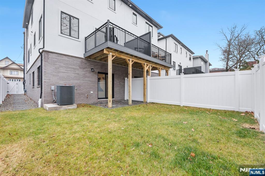 697B Hillside