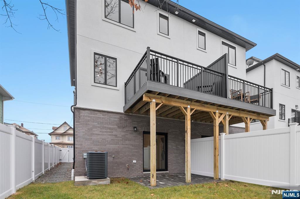 697B Hillside