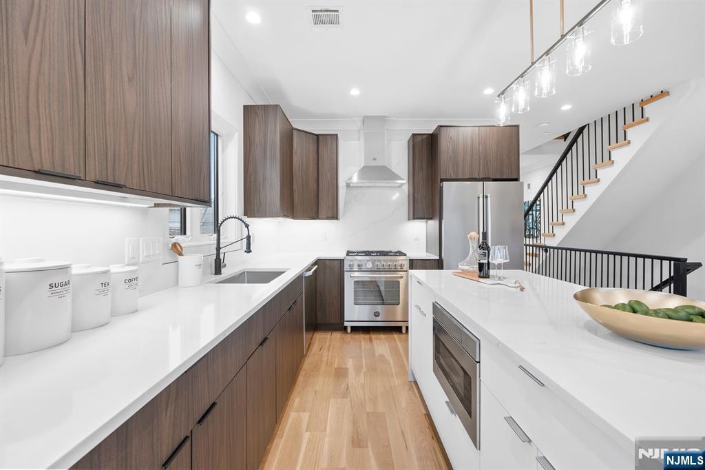 697B Hillside
