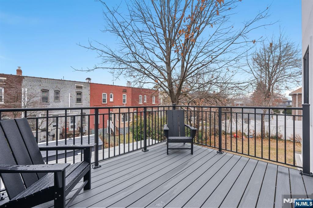 697B Hillside