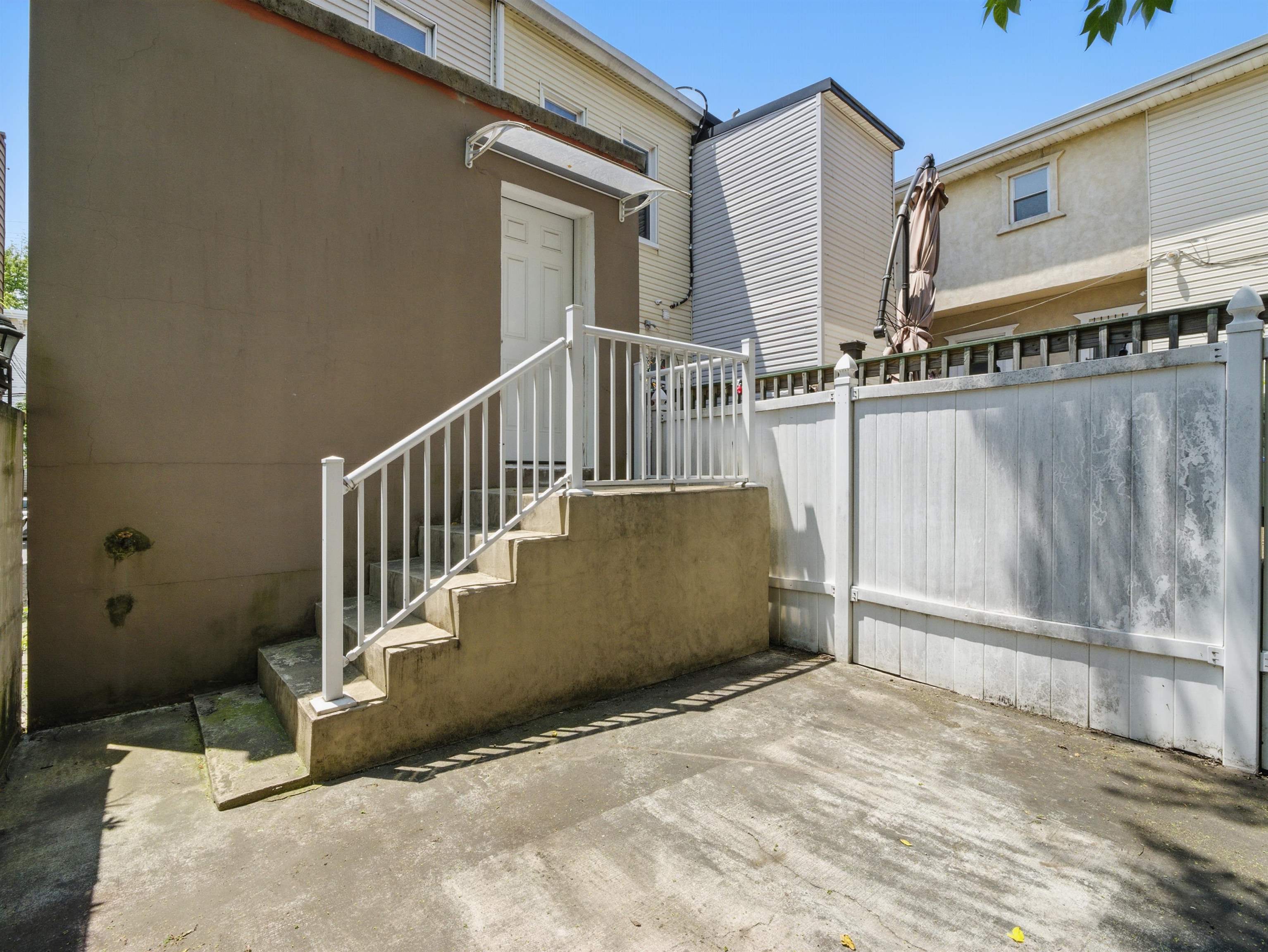14 ROCK ST