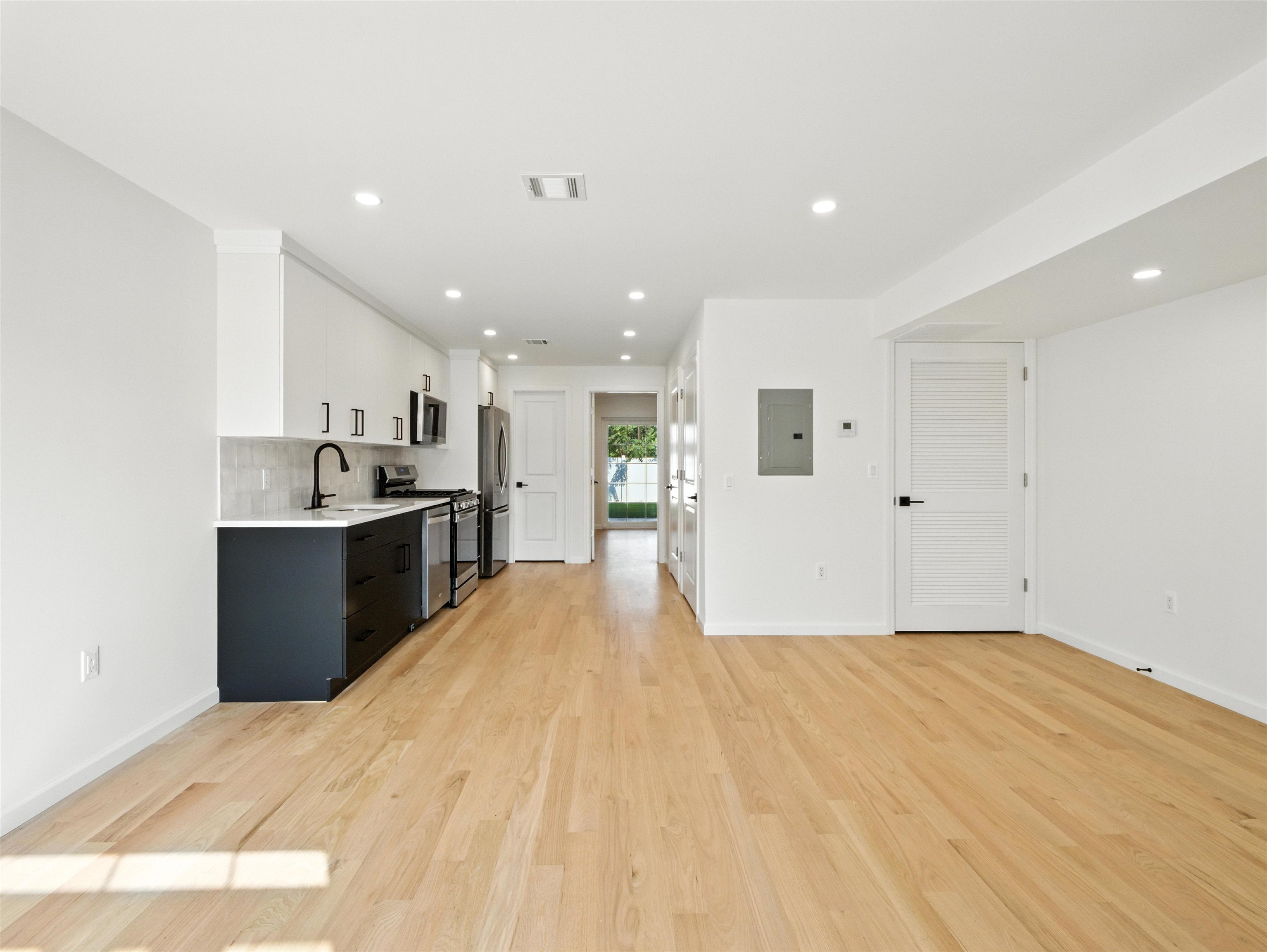 390 WEBSTER AVE Unit: 1